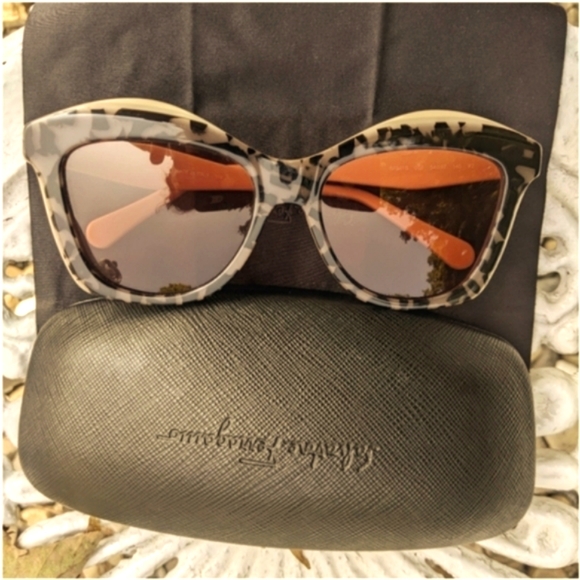 Beautiful Ferragamo sunglasses 🕶️ Used jost one Time .. New condition w box - Picture 1 of 16
